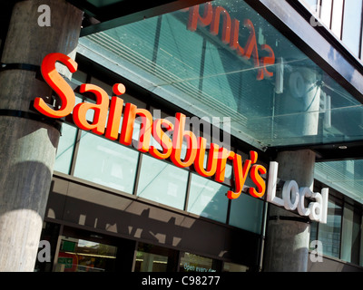 Segno al di fuori del ramo di Sainsbury's supermercato locale in Sheffield South Yorkshire England Regno Unito Foto Stock