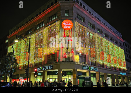 La Marks & Spencer flagship store, Marble Arch, Oxford Street, Londra, Inghilterra, Regno Unito, nelle luci di Natale Foto Stock