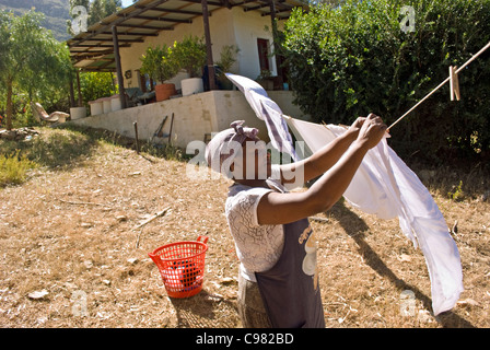 Una cameriera si blocca il lavaggio in una fattoria Riebeeksrivier, nel Western Cape, Sud Africa. Foto Stock