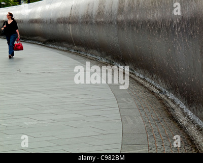 Dettaglio della cascata di acqua in un covone Square Sheffield South Yorkshire England Regno Unito progettato per dare una buona impressione ai visitatori Foto Stock