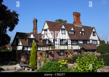 Il pub e ristorante Weavers, uno storico 16th ° secolo Wealden Hall legno incorniciato casa colonica, Southborough, vicino a Tunbridge Wells, Kent, Inghilterra Foto Stock