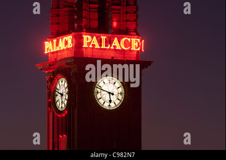 Un vicino fino alla torre dell'orologio dell'eclettica palazzo barocco di un hotel o di un rifugio Assurance Edificio, Oxford Street, Manchester. Foto Stock