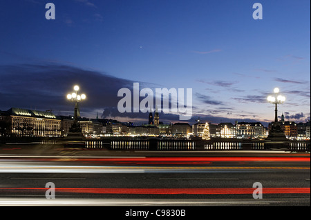 Traffico, motion blur, lago Alster, Winterhude district, città anseatica di Amburgo, Germania, Europa Foto Stock