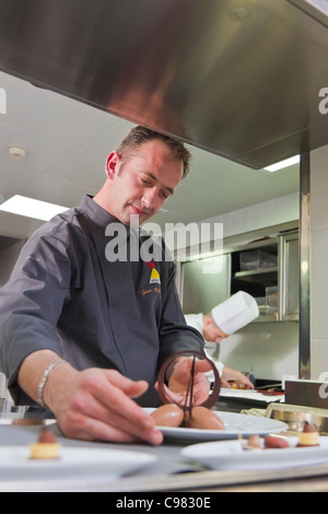 Jean-Michel maniere, Head-Pastry Chef al lavoro., CHATEAU SAINT-MARTIN & SPA - 2490 Avenue des Templiers - BP 102 - 06142 VENCE C Foto Stock