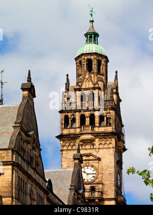 La Torre dell'orologio di Sheffield Town Hall South Yorkshire England Regno Unito che ospita il Consiglio Comunale progettato da E W Mountford 1897 Foto Stock