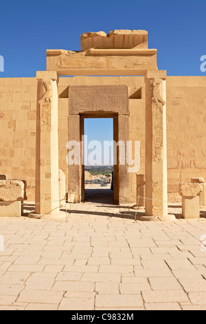 Vista attraverso le porte nel tempio di Hatshepsut, Luxor, Egitto Foto Stock