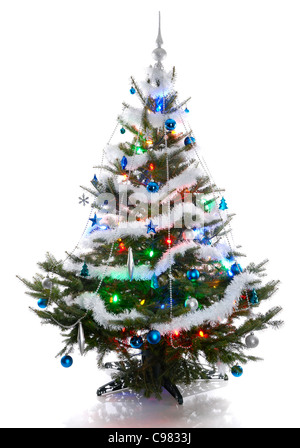 Albero di Natale decorato isolati su sfondo bianco Foto Stock