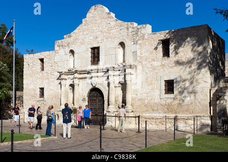 I turisti scattano fotografie di fronte alla missione di Alamo, il sito della famosa battaglia, San Antonio, Texas, Stati Uniti d'America Foto Stock