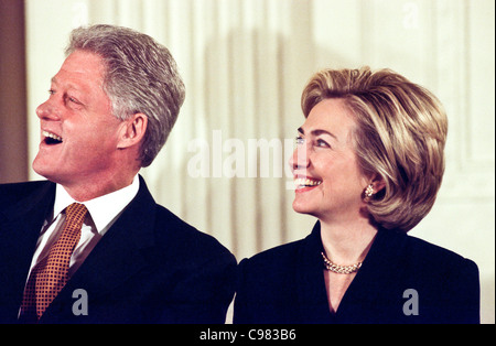 Il Presidente degli Stati Uniti Bill Clinton e la First Lady Hillary Clinton ridere come senatore degli Stati Uniti Chuck Robb, rende uno scherzo circa la sig.ra Clinton abbia speculato correre per il Senato degli Stati Uniti la sede di New York, presto di essere liberata dal senatore Daniel Patrick Moynihan durante una casa bianca caso Febbraio 17, 1999 a Washington, DC. Foto Stock