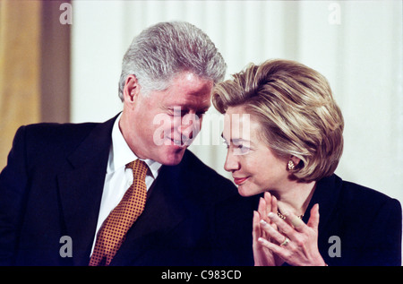 Il Presidente degli Stati Uniti Bill Clinton e la First Lady Hillary Clinton durante una casa bianca caso Febbraio 17, 1999 a Washington, DC. Foto Stock