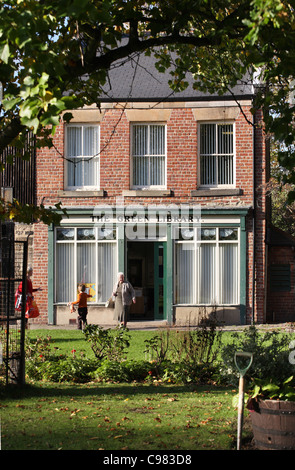 Tre persone di lasciare il Green Public Library, Washington Village, North East England, Regno Unito Foto Stock