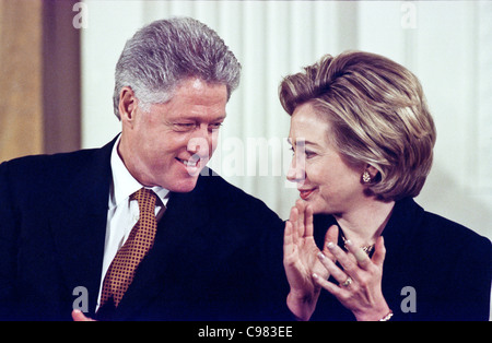 Il Presidente degli Stati Uniti Bill Clinton e la First Lady Hillary Clinton durante una casa bianca caso Febbraio 17, 1999 a Washington, DC. Foto Stock