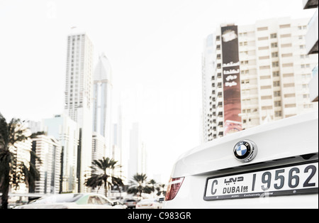 BMW, impressioni di Sheikh Zayed Road, Al Satwa, Dubai, Emirati Arabi Uniti, Medio Oriente Foto Stock