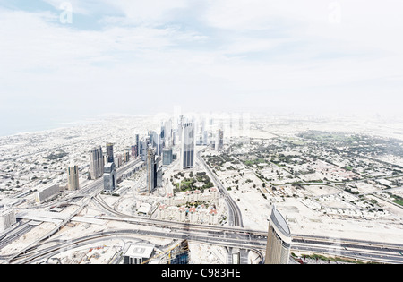 Vista mozzafiato del centro cittadino di Dubai, dal più alto ponte di osservazione nel mondo, il Burj Khalifa, Dubai Foto Stock