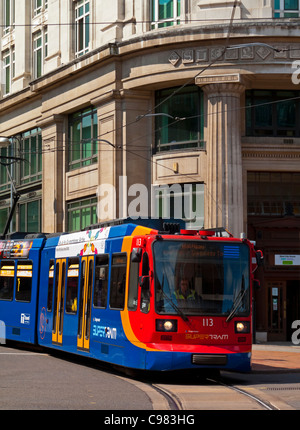 Sheffield Stagecoach Supertram light rail tram nel centro della città di Sheffield England Regno Unito azionato da Stagecoach possedute da SYPTE Foto Stock