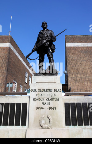 Monumento Ai Caduti E Municipio , Monte Pleasant , Royal Tunbridge Wells, Kent, Inghilterra Foto Stock