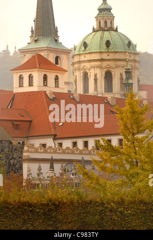 Praga, Repubblica Ceca. Vista di St Nicholas' chiesa in Mala strana visto da giardini Wallenstein / Valdstejnska zahrada Foto Stock