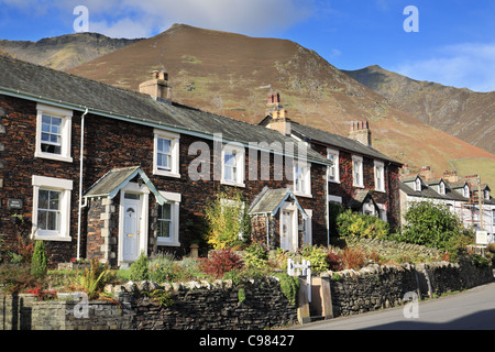 Fila di cottages Threlkeld Near Keswick, Lake District inglese, Cumbria, Regno Unito Foto Stock