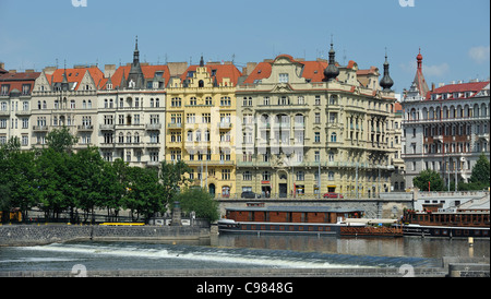 Centro citta' architettura lungo la Masarykovo Nabrezi sul terrapieno sul fiume Moldava Praga Repubblica Ceca Foto Stock