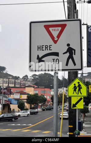 Resa per i pedoni a piedi segno Foto Stock