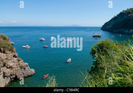 Vista dall'isola di Ischia affacciato sull'isola di Capri, nella baia di Napoli. Foto Stock