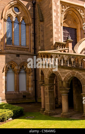 Il sole d'inverno riflettendo sulla McManus galleria d'arte pareti e gettando ombre a Dundee, Regno Unito Foto Stock