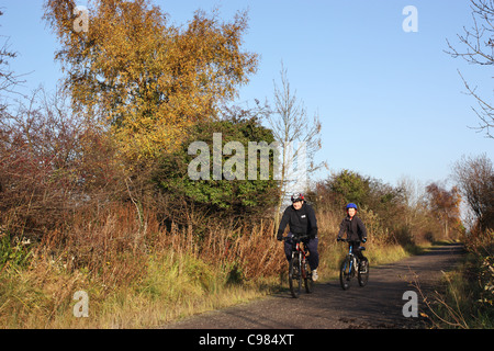 Padre e figlio in bicicletta lungo un percorso di ciclo a Sunderland North East England, Regno Unito Foto Stock