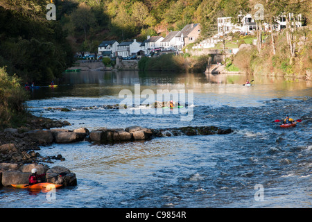 Discese in canoa sul fiume Wye a Symonds Yat East, Herefordshire. Foto Stock