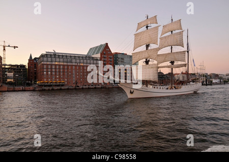 Tre-masted ARTEMIS sailing in serata, maritime flair, Porto feste di compleanno, il porto di Amburgo, Germania, Europa Foto Stock