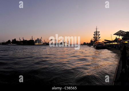 Tre-masted ARTEMIS sailing in serata, maritime flair, Porto feste di compleanno, il porto di Amburgo, Germania, Europa Foto Stock