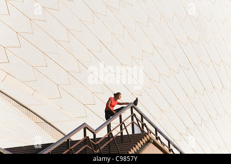 Pareggiatore di stretching sui gradini della Opera House di Sydney. Sydney, Nuovo Galles del Sud, Australia Foto Stock