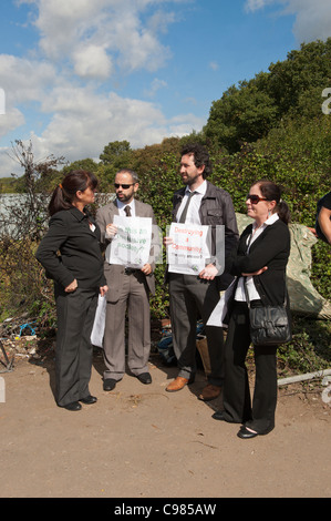 I sostenitori di viaggiatori di provocare una dignitosa protesta in prossimità dell' ingresso principale - Dale Farm, Cray's Hill, Basildon, Essex. 19 settembre 2011. Foto: Graham M. Lawrence. Foto Stock