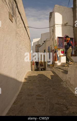 I turisti per lo shopping in città di Skala, Grecia Foto Stock