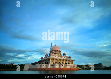 Malaysia Putrajaya Putra moschea nel crepuscolo Foto Stock