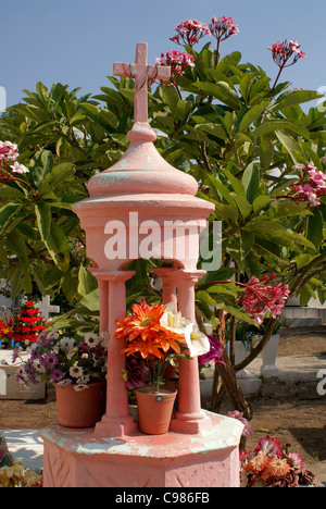 Tomba decorata con fiori nel cimitero comunale per il Dia de los Muertos, El Quelite vicino a Mazatlan, Sinaloa, Messico Foto Stock