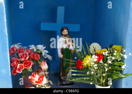 Tomba decorata con fiori nel cimitero comunale per il Dia de los Muertos, El Quelite vicino a Mazatlan, Sinaloa, Messico Foto Stock