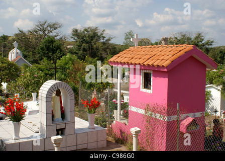 Colorato mausolei nel cimitero comunale per il Dia de los Muertos, El Quelite vicino a Mazatlan, Sinaloa, Messico Foto Stock