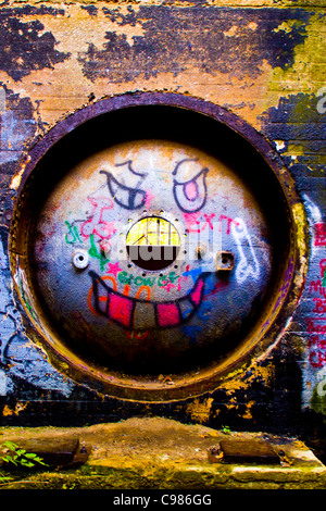 Graffiti su una parete della Virginia abbandonate società elettrica Centrale idroelettrica su Belle Isle Park Richmond VA Foto Stock