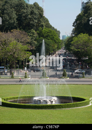 Fontana di fronte al Palazzo della Riunificazione in Ho Chi Minh City, Vietnam Foto Stock