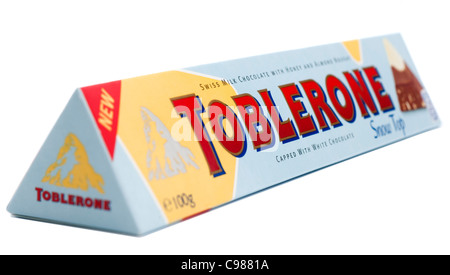 100 grammo bar del Toblerone neve top cioccolato al latte, ricoperta con il cioccolato bianco Foto Stock