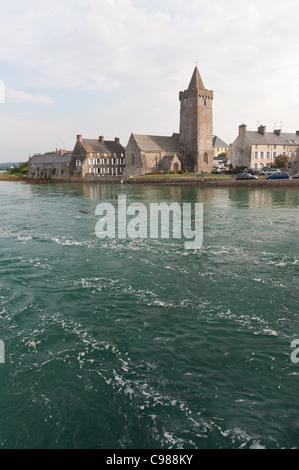 Portbail con la sua chiesa normanna, Norte Dame, alta marea con il mare di marea che fluisce attraverso le arcate 13 bridge Foto Stock