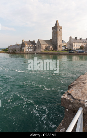 Portbail con la sua chiesa normanna, Norte Dame, alta marea con il mare di marea che fluisce attraverso le arcate 13 bridge Foto Stock