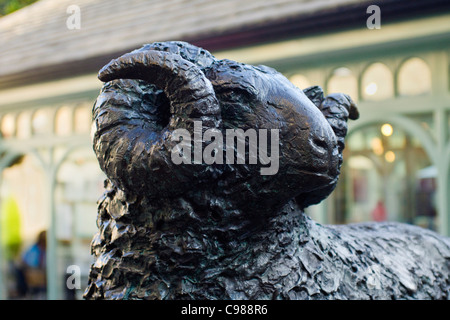 La Ram della statua di Jill Tweed in Cirencester Gloucestershire in Inghilterra Foto Stock