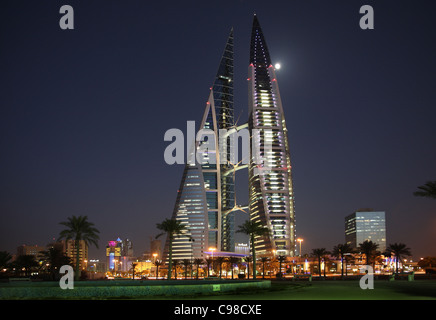 Il Bahrain World Trade Center al crepuscolo Foto Stock