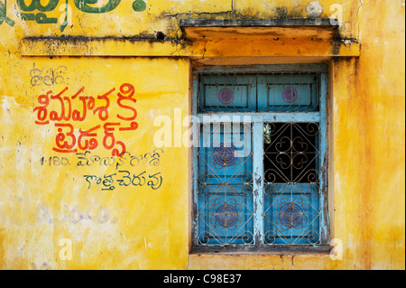 Il vecchio villaggio indiano house / finestra Dettaglio. Andhra Pradesh. India Foto Stock