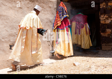 Cristiano ortodosso di sacerdoti entrando Abuna Aregawi chiesa per eseguire la messa a Debre Damo nel Tigray, l'Etiopia settentrionale, Africa. Foto Stock