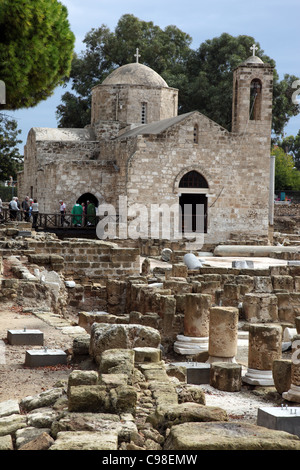 Agia Kiriaki, xiii secolo Paphos chiesa cattolica, il più grande di cinque navate basilica di Cipro, circondato dal IV secolo le rovine Romane Foto Stock