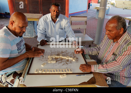 Willemstad Curao,Antille olandesi minori Leeward,Isole ABC,Otrobanda,De Rouvilleweg,parco,tempo libero,domino,dominos,gioco di piastrelle,pezzi,Nero Foto Stock