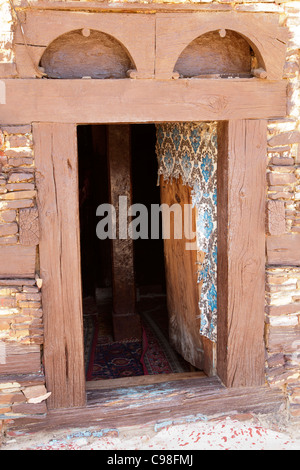 Porta in corrispondenza del decimo secolo Abuna Aregawi chiesa alla cima della montagna monastero Debre Damo nel Tigray, l'Etiopia settentrionale, Africa. Foto Stock