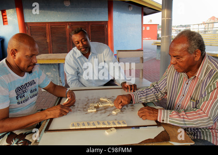 Willemstad Curao,Antille olandesi minori Leeward,Isole ABC,Otrobanda,De Rouvilleweg,parco,tempo libero,domino,dominos,gioco di piastrelle,pezzi,Nero Foto Stock